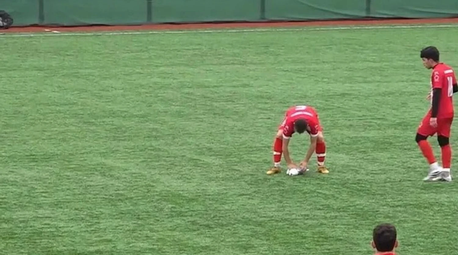 RazomUA - Captain rescues seagull during match in Istanbul — compassion and first aid on the pitch