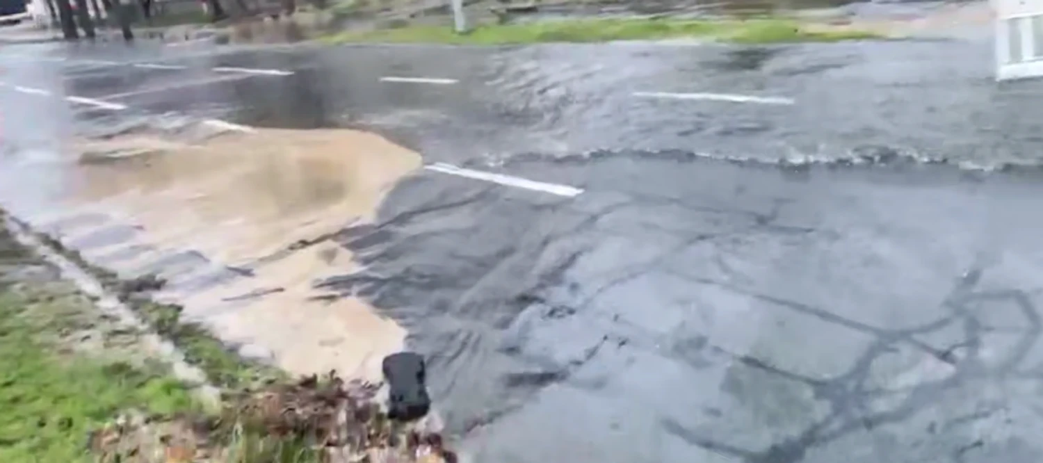 RazomUA - Прорив трубопроводу на бульварі Верховної Ради: рух перекрито, перевіряють водопостачання