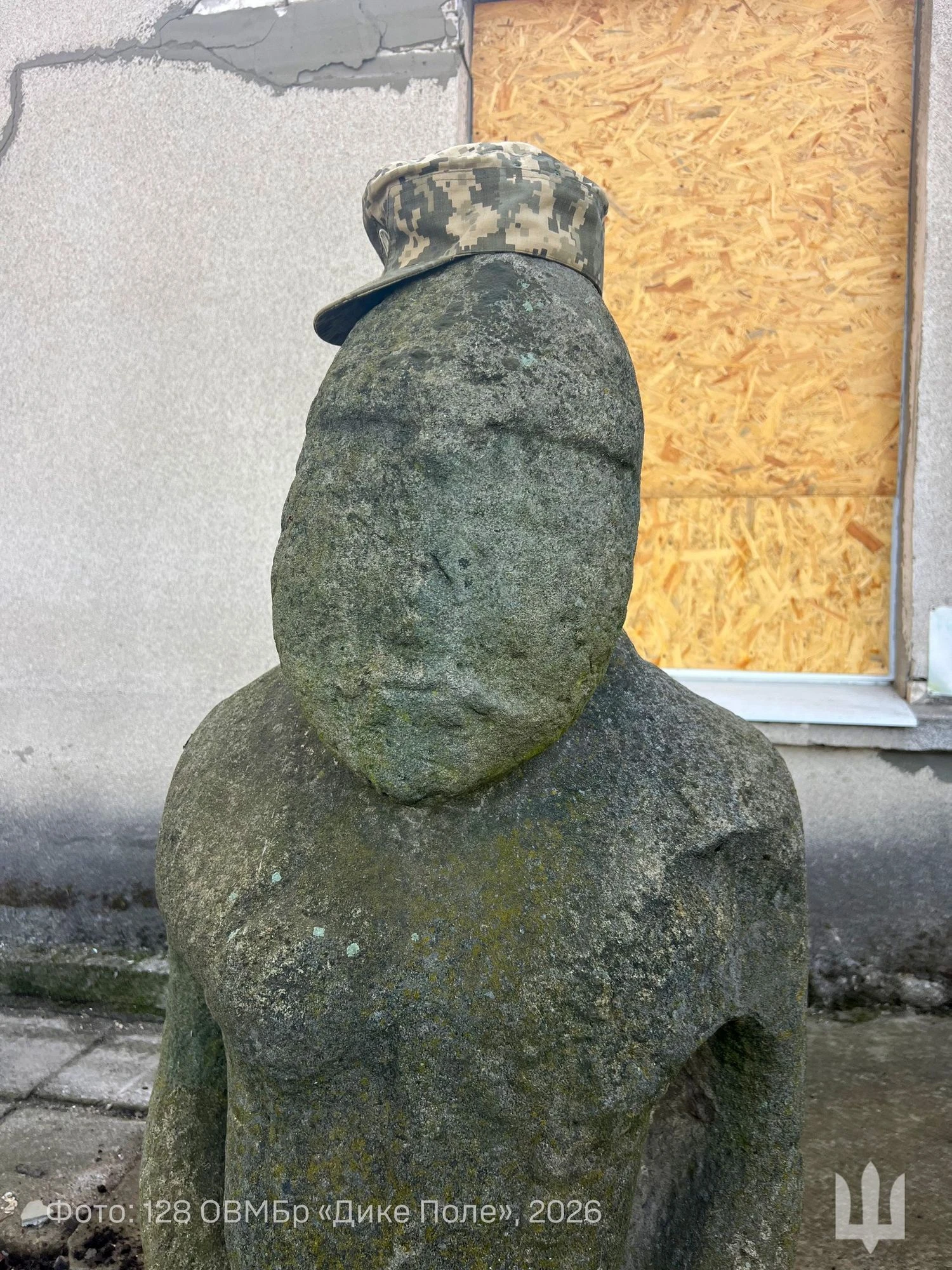 RazomUA - 128. Brigade evakuierte steinerne Babas aus dem 12. Jahrhundert vor Angriffen in der Region Saporischschja