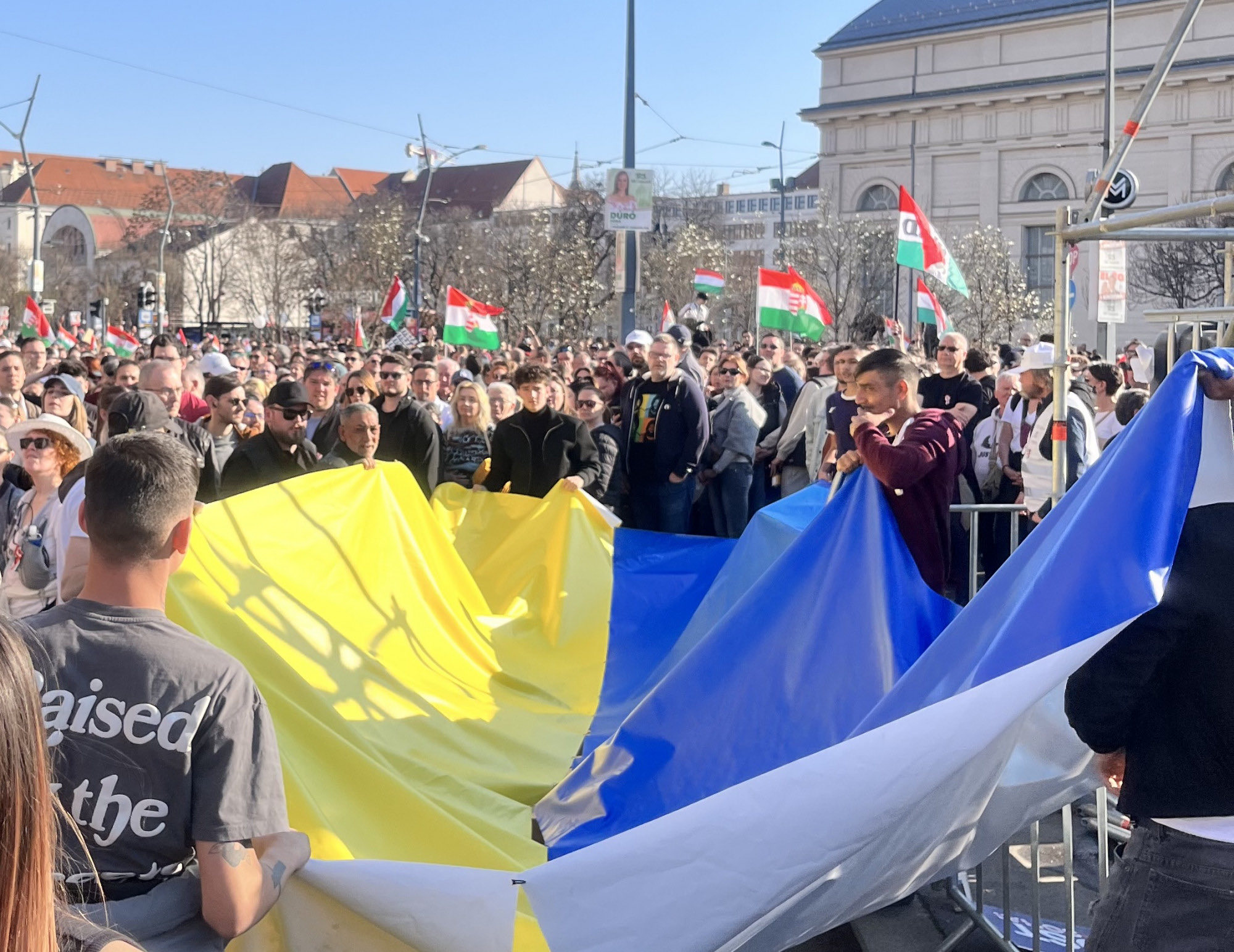 RazomUA - Український прапор на опозиційному марші в Будапешті: провокація чи знак солідарності перед виборами?