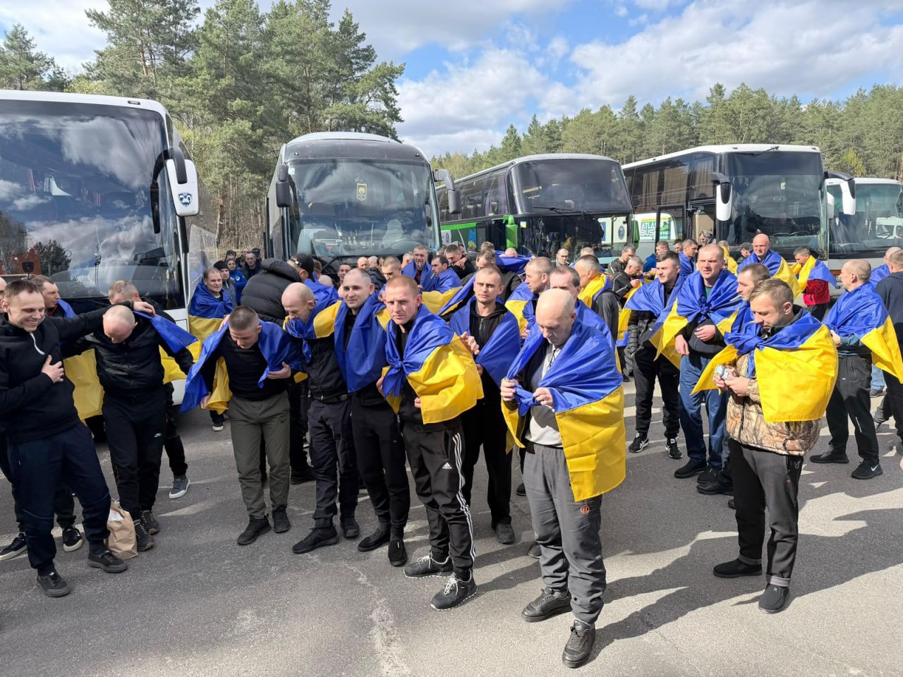 RazomUA - 193 militaires ukrainiens libérés de captivité — parmi eux ceux jugés par la Russie pour « terrorisme »
