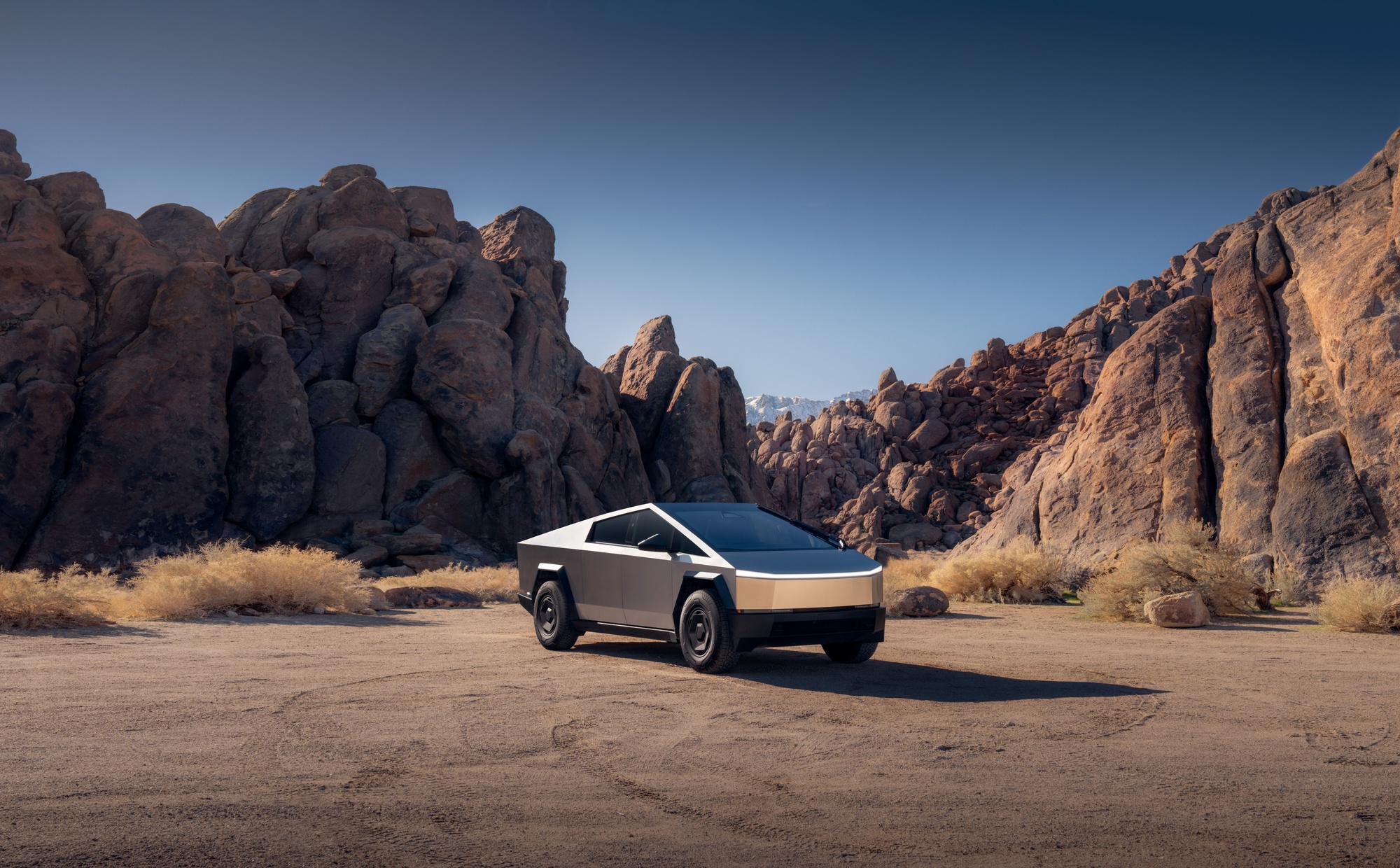 RazomUA - Доступніший Cybertruck: Tesla знизила ціну Dual Motor AWD до $59 990 — що це означає для ринку і для України