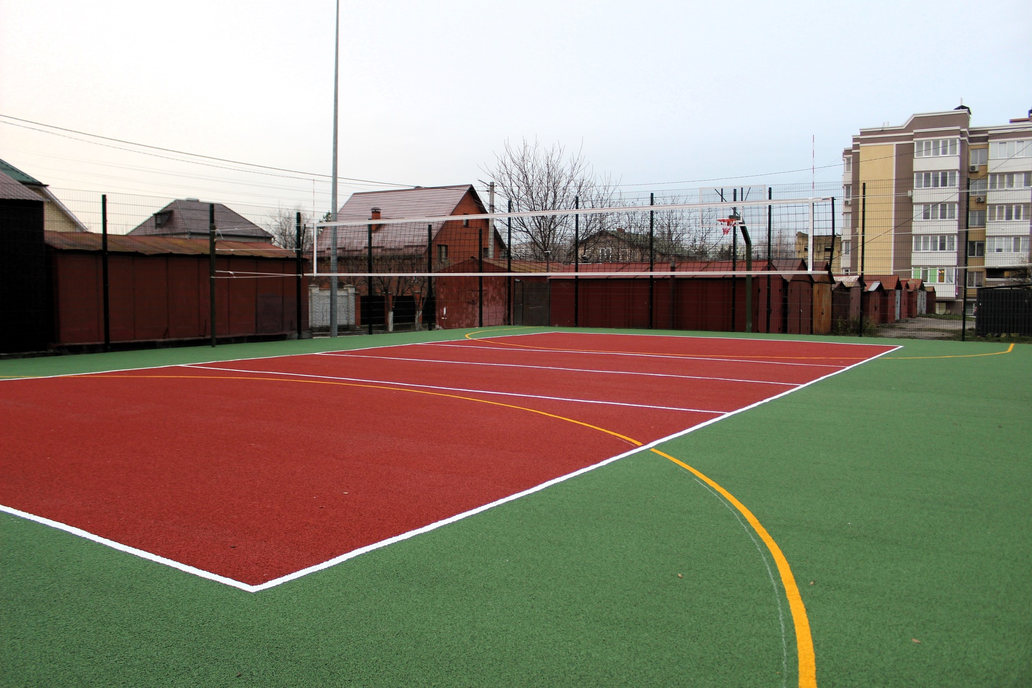 RazomUA - У Святопетрівському відкрили оновлений волейбольно-баскетбольний майданчик — про запуск повідомив голова Білогородської громади