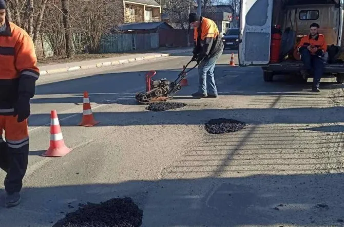 RazomUA - Réparation d'urgence des nids-de-poule à Irpin : où travaillent les équipes de voirie et pourquoi c'est important