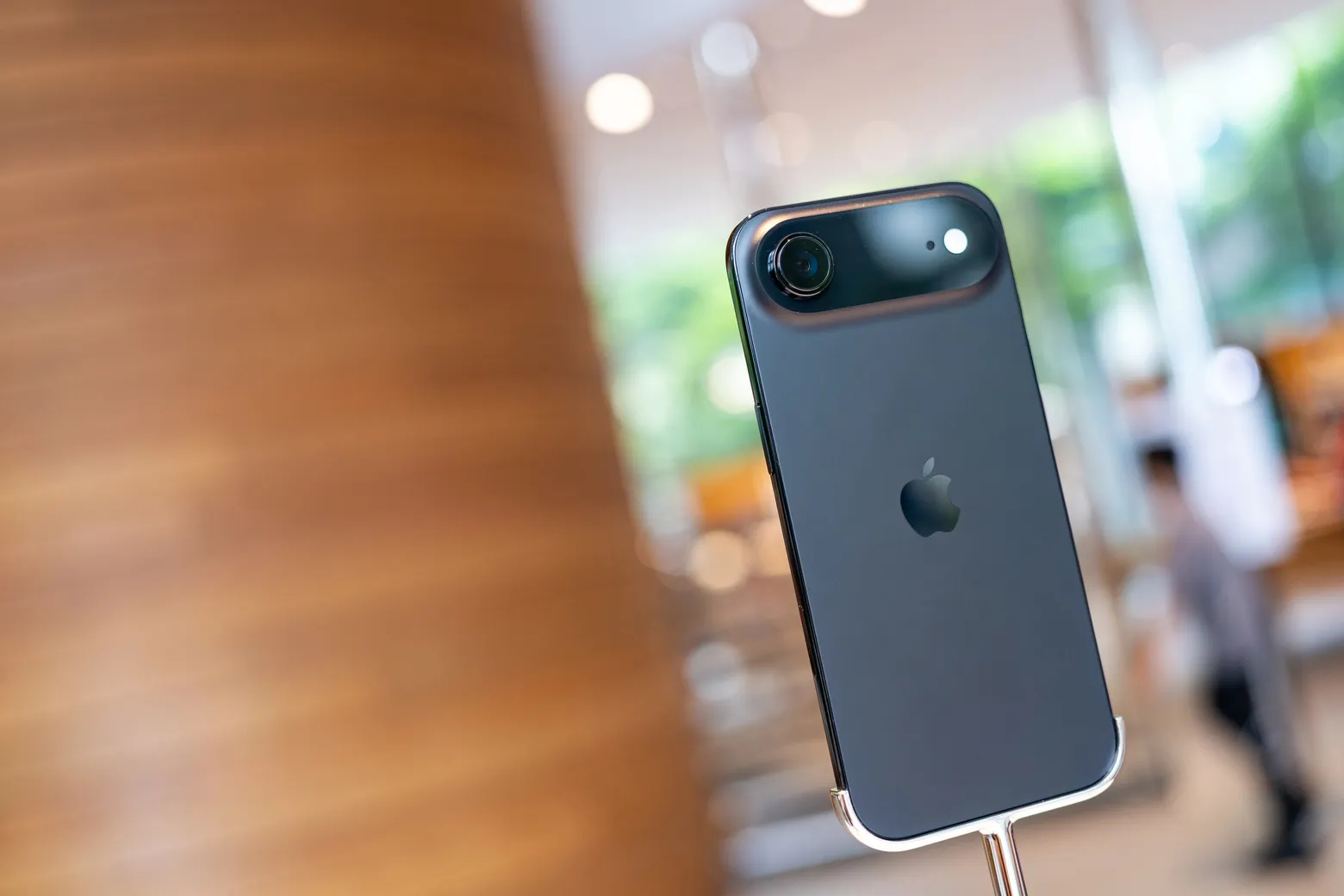 RazomUA - iPhone Air gets a physical SIM slot: the Shenzhen hack and its consequences