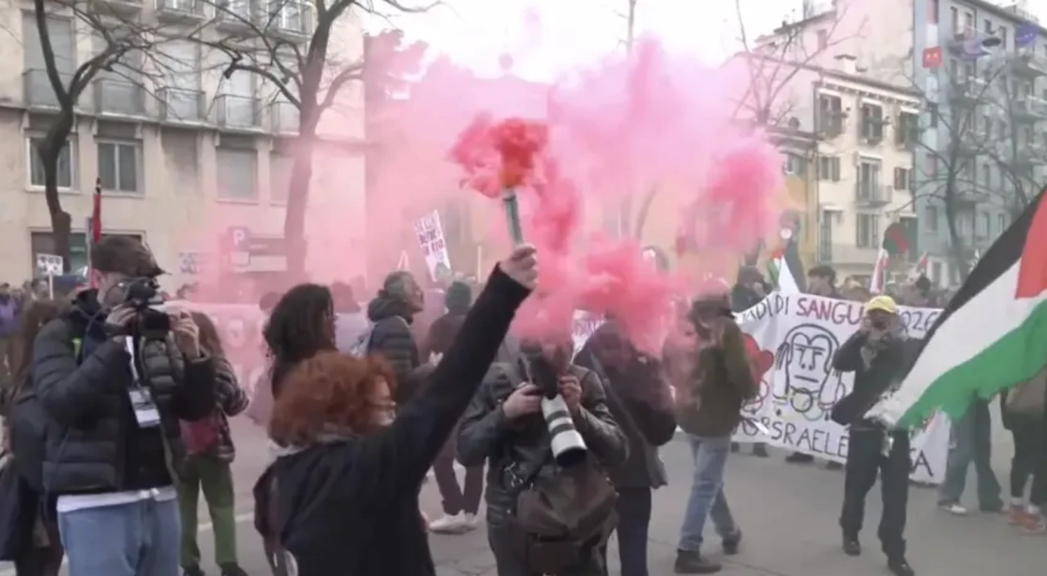 RazomUA - Vérone à la veille de la clôture des Jeux olympiques : manifestations contre des jeux « non durables » et leur écho politique