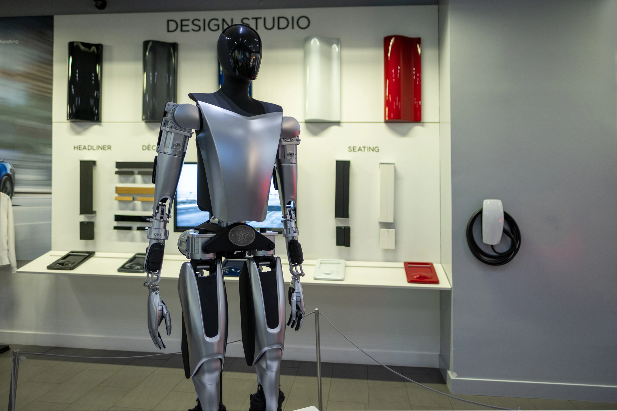 RazomUA - Tesla announces sale of humanoid robot Optimus by 2027 — what it means for Ukraine