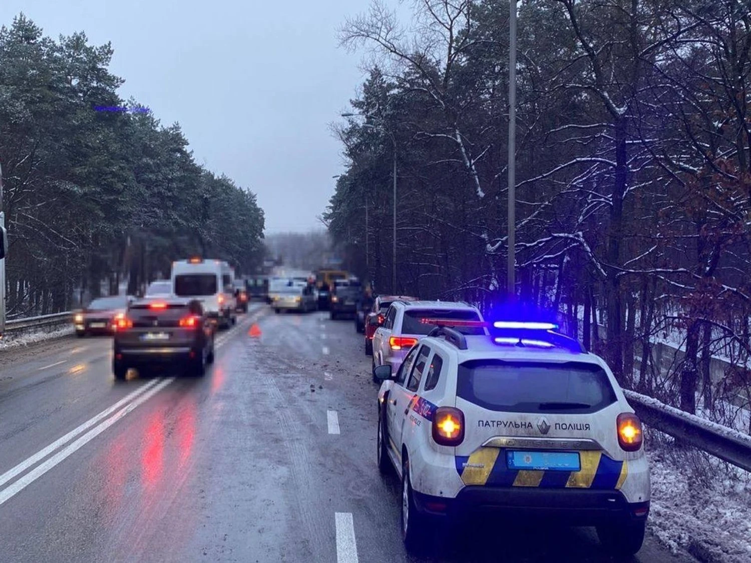 RazomUA - 13 Autos auf der Dniprovodska: Verkehr nach Vyshhorod erschwert — Polizei richtete eine Umleitung ein