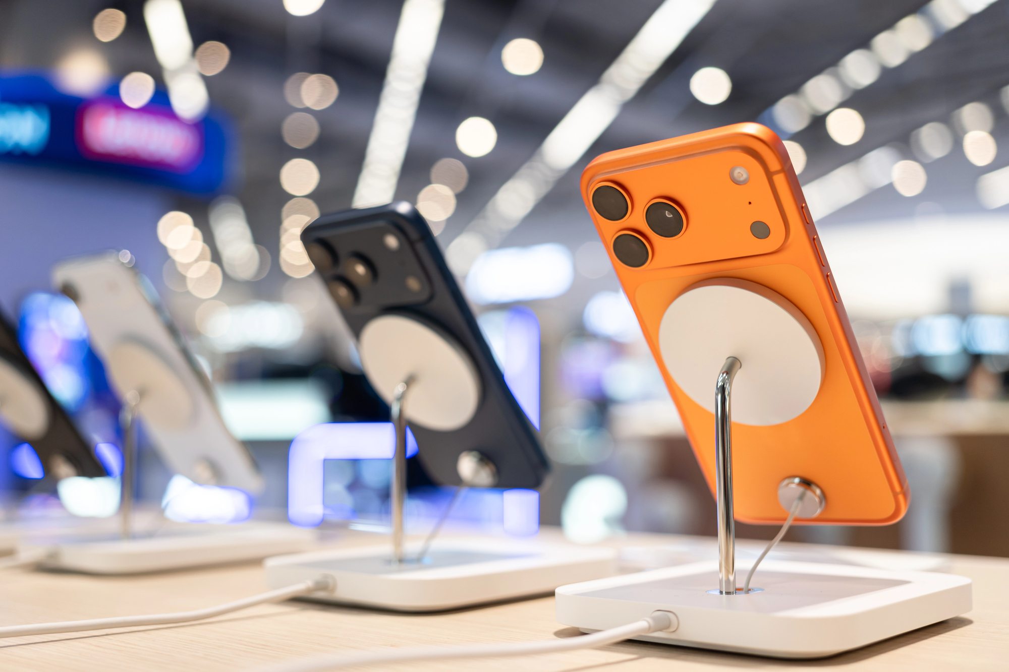 RazomUA - Static hissing in the iPhone 17 Pro during charging: technical defect or systemic problem for Apple?