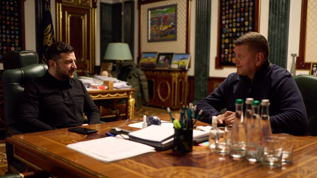 RazomUA - «Не зарано це все?»: Зеленський відповів на критику Залужного — що це означає для армії й політики