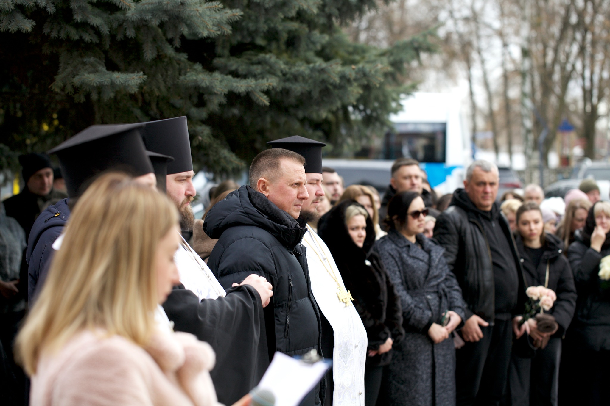 RazomUA - 99 noms qui ne doivent pas disparaître : la communauté de Bilohorodska a rendu hommage à ses défenseurs à l'occasion du troisième anniversaire de la guerre à grande échelle