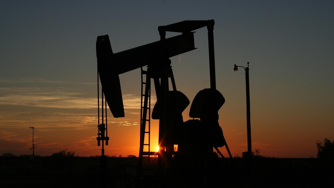 RazomUA - Рекордні запаси на танкерах: як падіння експорту нафти послаблює доходи Кремля і підвищує тиск на агресора