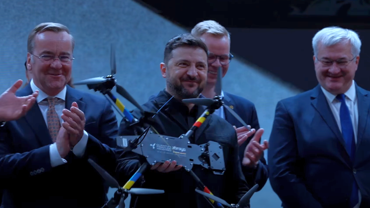 RazomUA - Німецько‑українське СП запускає серійне виробництво дронів — Зеленський прийняв перший БпЛА, планують 10 000 систем цього року