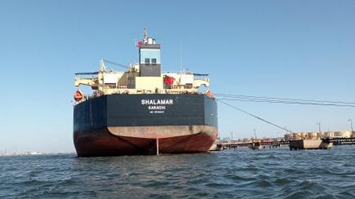 RazomUA - Перший танкер з нафтою ОАЕ пройшов Ормуз після блокади — але це скоріше виняток, ніж сигнал