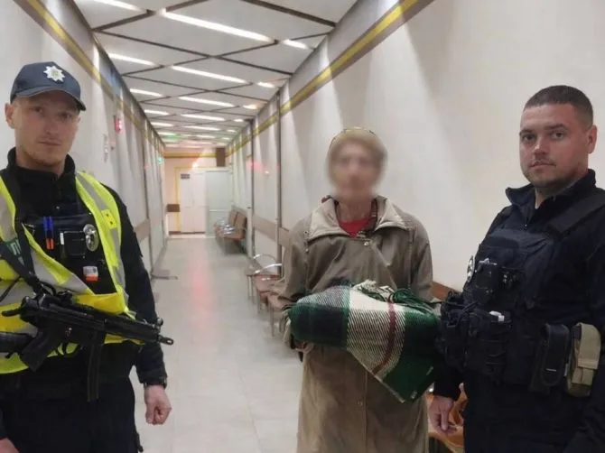 RazomUA - 77-річна жінка загубилася у Ворзелі — поліцейські повернули її додому