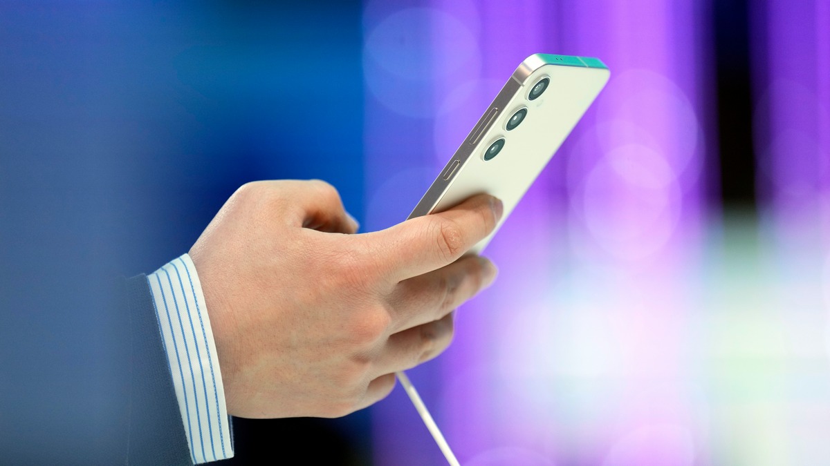 RazomUA - Імпорт телефонів в Україну зріс на 49%: Китай постачив 58% — що це означає для ринку та безпеки