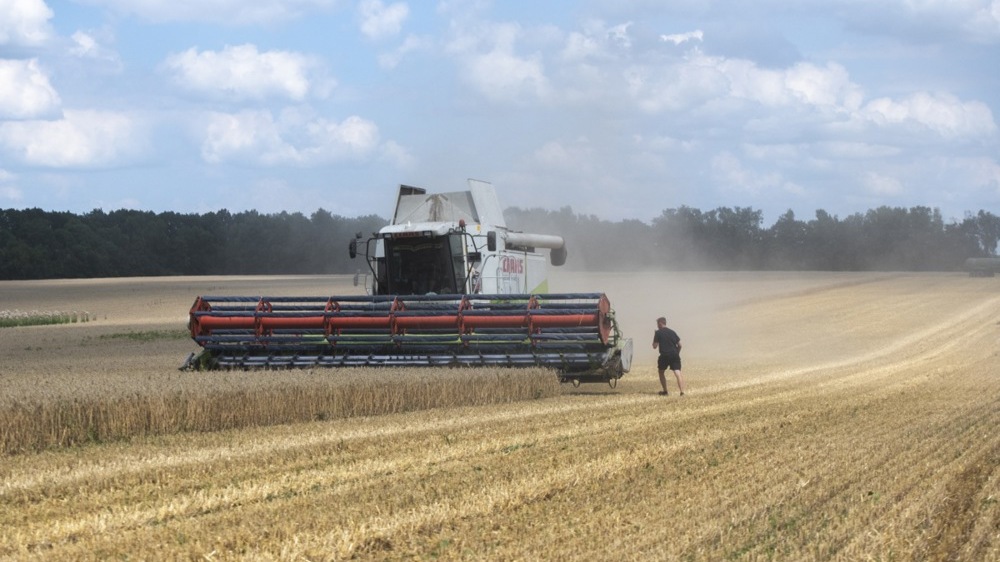 RazomUA - Compensation for farmers in frontline areas: up to UAH 4,700 per hectare and 100 modular grain elevators
