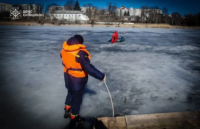 RazomUA - На Київщині рятувальники дістали собаку з крижаної пастки — нагадування про тонку кригу