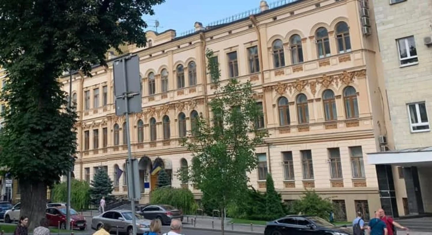 RazomUA - Мінкульт оголосив критично важливими Вікімедіа, Слідство.Інфо та книгарню 'Є'