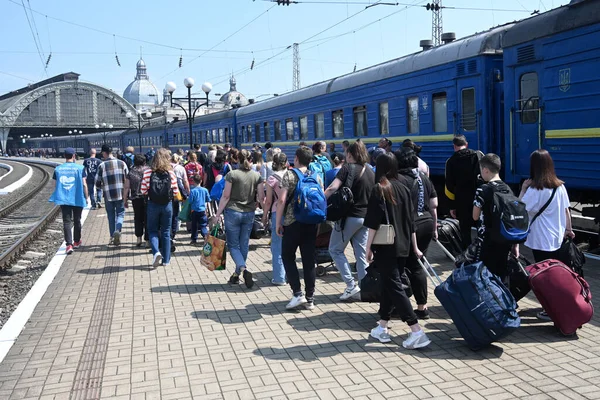 RazomUA - У Німеччині на 52 тис. побільшало чоловіків із України — що це означає для ринку праці та інтеграції