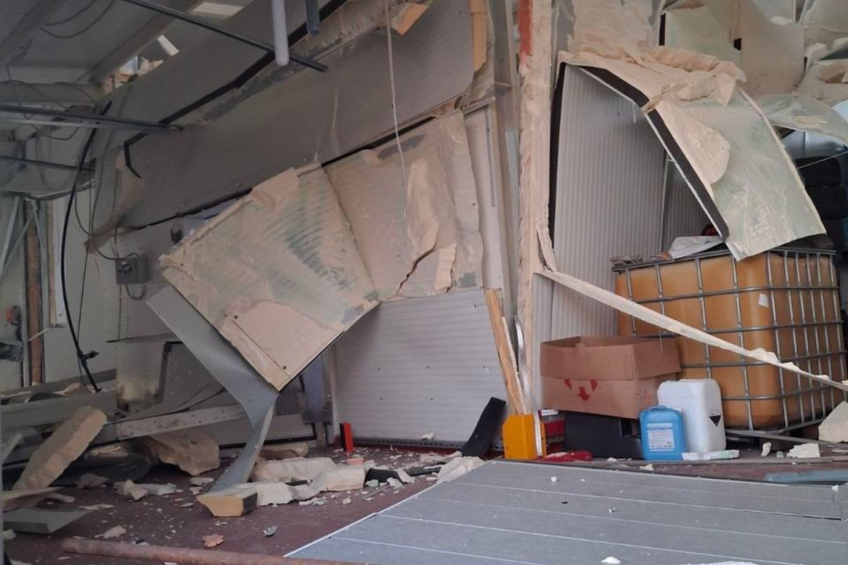 RazomUA - Ракетний удар по логістиці: три балістичні ракети вразили розподільчий центр «Куріяр» під Києвом