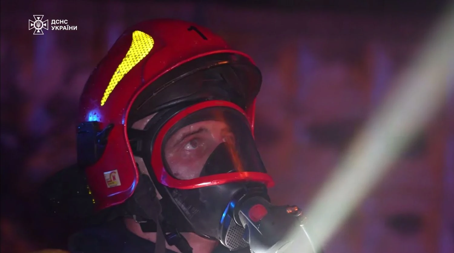 RazomUA - Brand in einem Lagerhaus im Solomjanskyj-Bezirk: Mehr als 40 Rettungskräfte bekämpften ein 800 m² großes Feuer