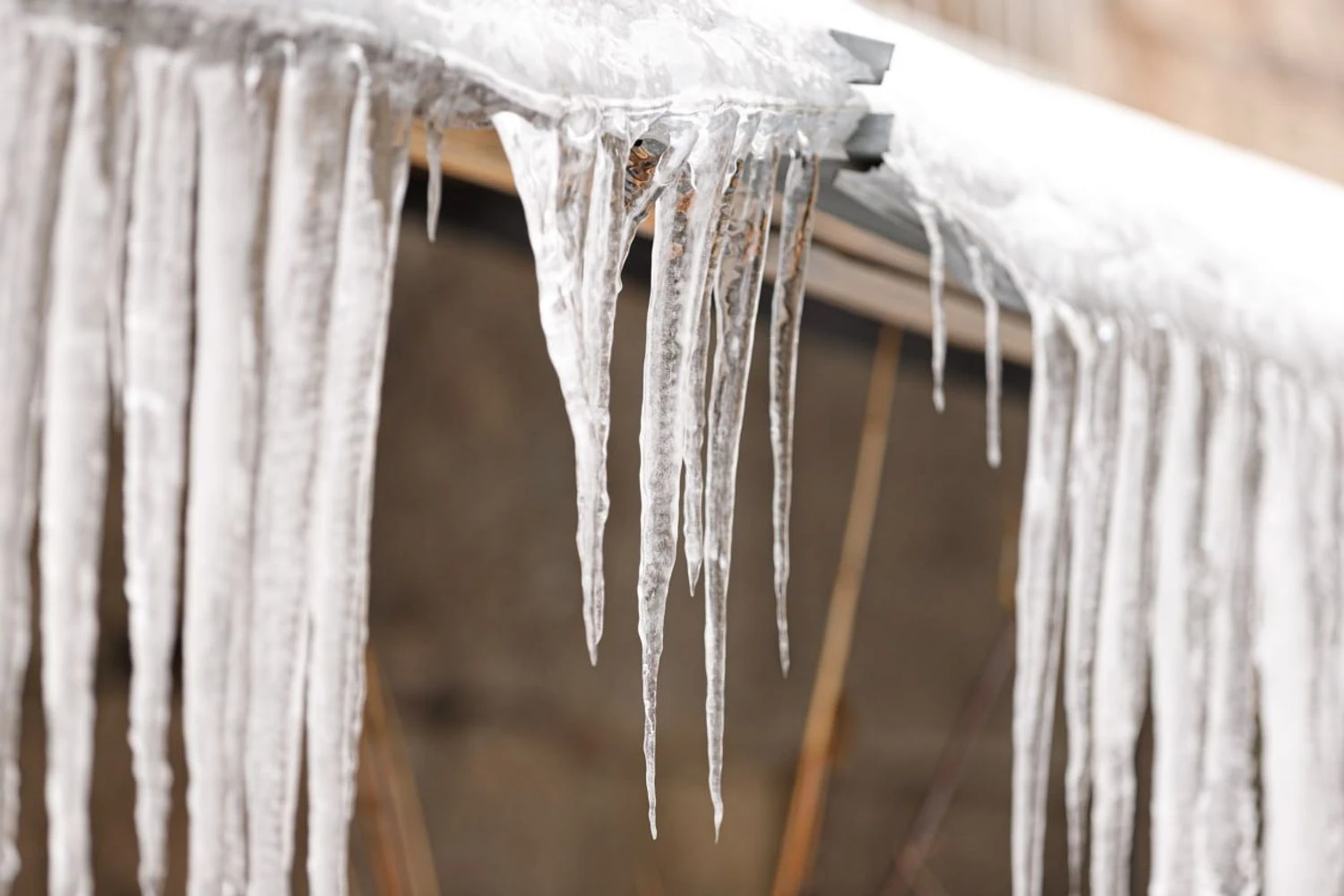 RazomUA - У Києві під час відлиги зростає ризик падіння бурульок — як убезпечити сім’ю та авто