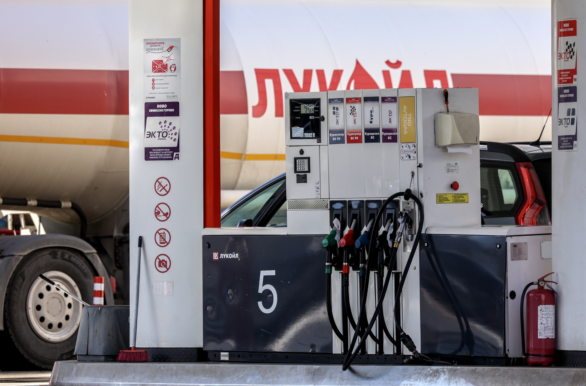 RazomUA - Le carburant en Russie augmente plus vite que l'inflation — les services de renseignement prévoient une instabilité du marché en 2026