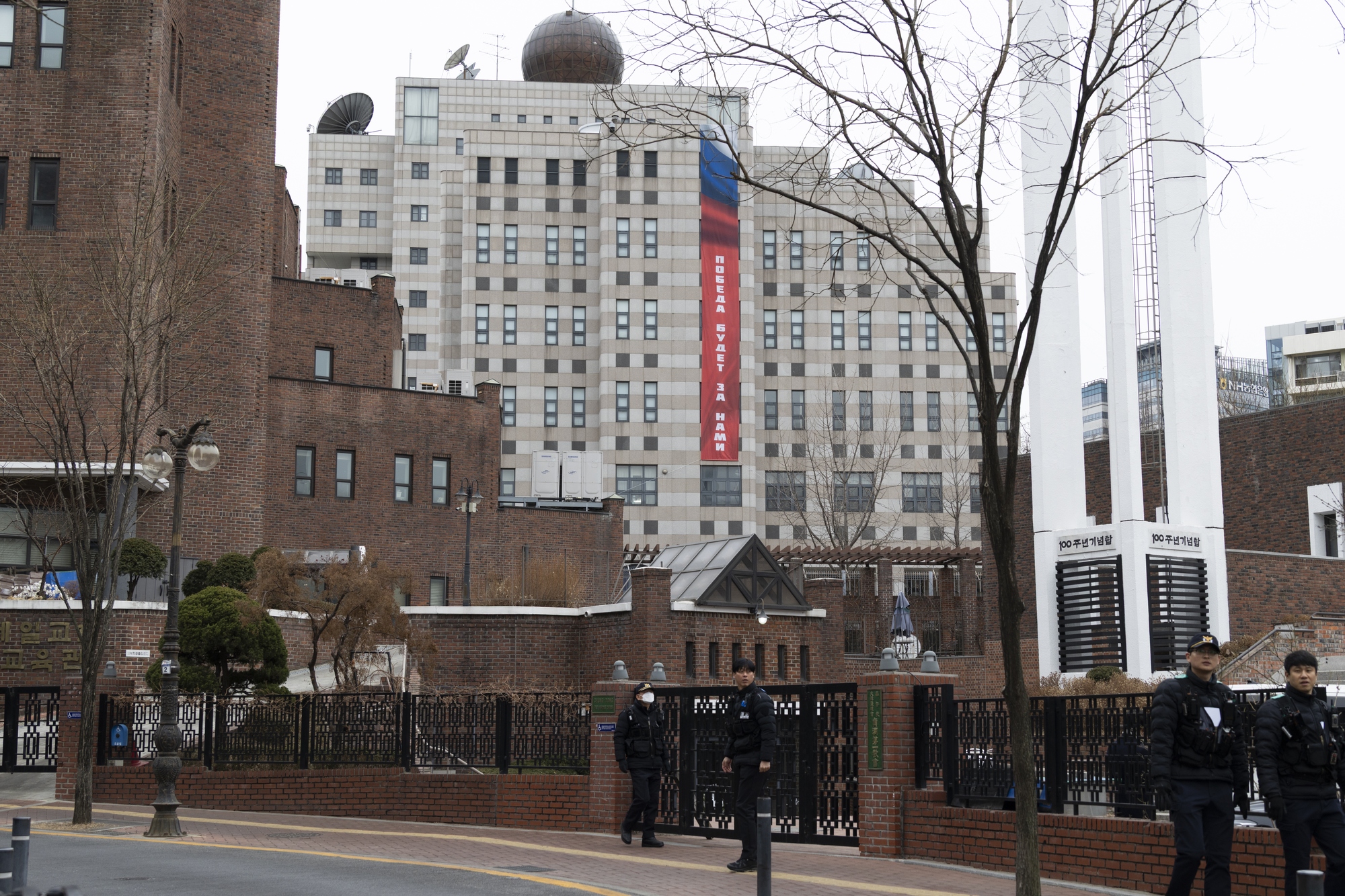 RazomUA - Посольство РФ у Сеулі зняло банер «Перемога буде за нами»: публічний тиск і дипломатичний сигнал