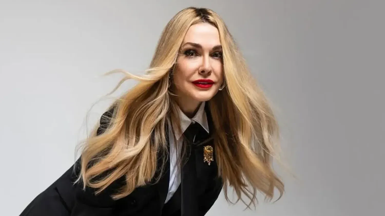 RazomUA - Olga Sumska — sur le coût de son look et ses 60 ans : le prix du style et ce que cela dit de la mode en Ukraine