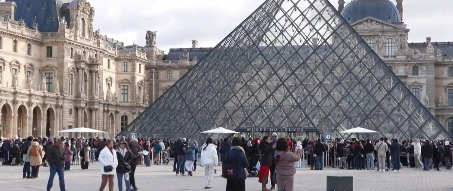 RazomUA - Лувр не відкрився 15 грудня через страйк працівників після пограбування
