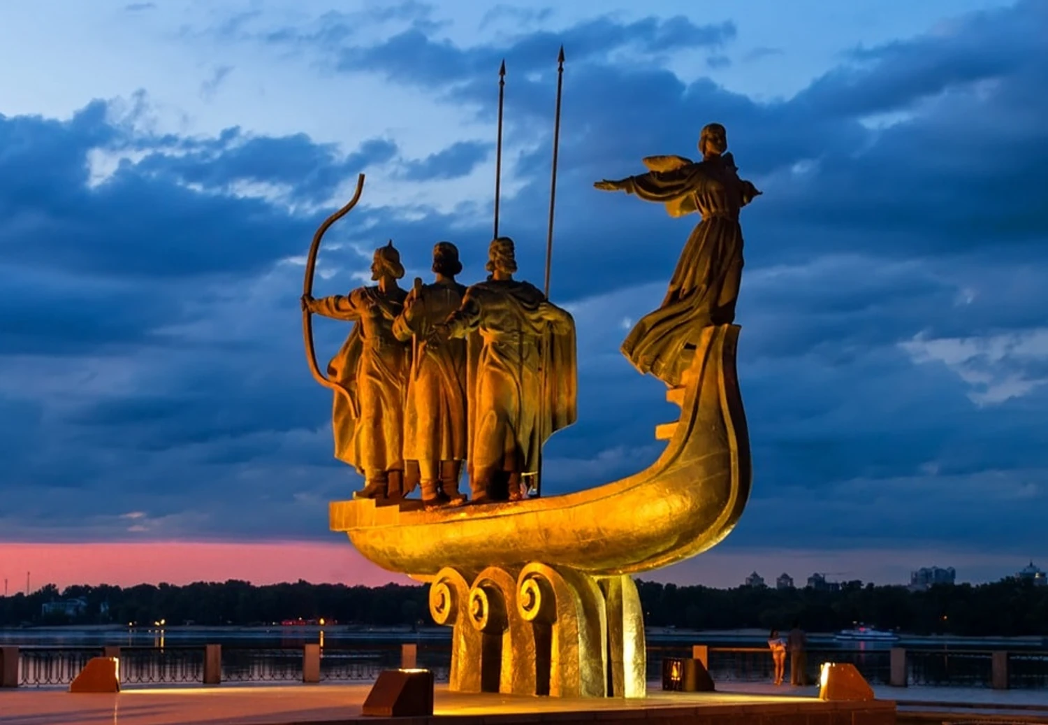 RazomUA - Київ під прицілом балістики: ППО працює, містянам радять залишатися в укриттях