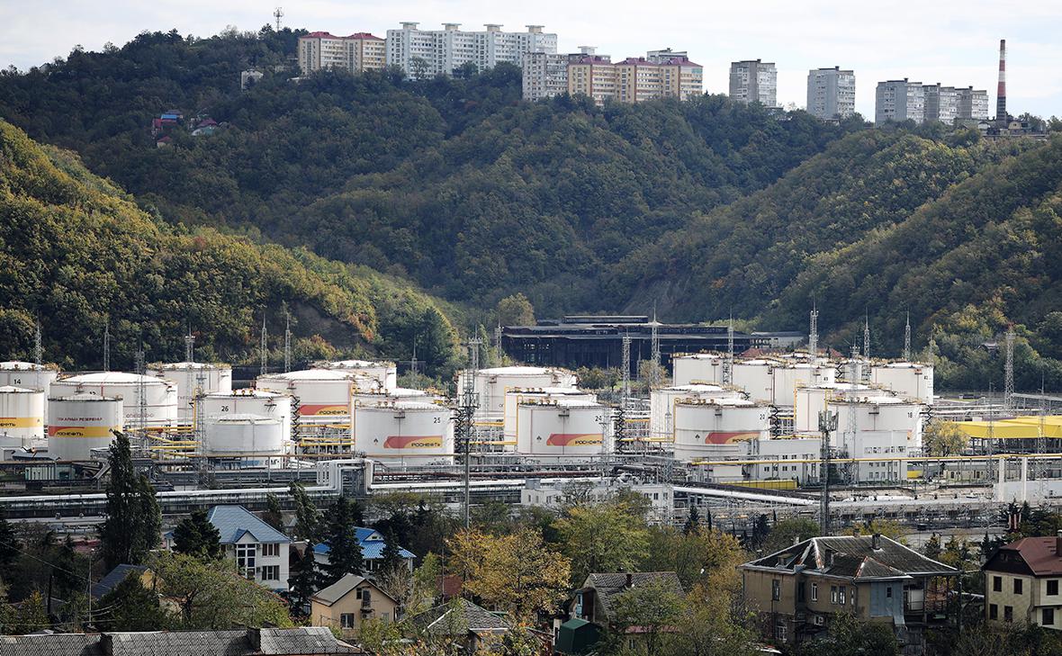 RazomUA - Ukraine's GUR and border guards struck an oil refinery and terminal in Tuapse — a blow to Russia's fuel reserves and logistics