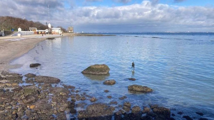 RazomUA - Nettoyage en action : à Odessa, la pollution pétrolière du littoral a diminué après les frappes sur le port