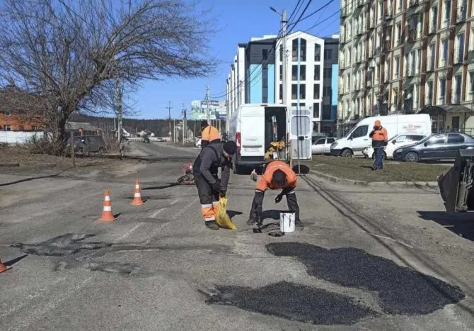 RazomUA - Ірпінь ремонтує дороги після суворої зими: де вже закатали ями і що робитимуть далі