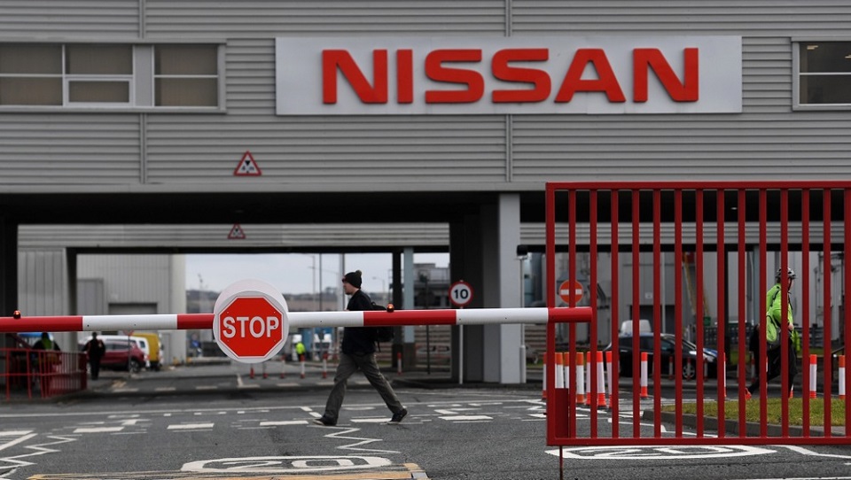 RazomUA - Les géants automobiles japonais battent en retraite : Nissan supprime des emplois en Europe tandis que Honda gèle ses 11 milliards de dollars au Canada