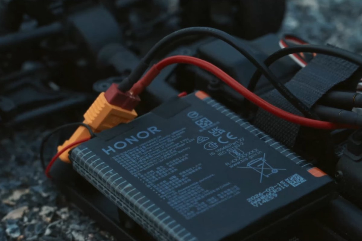 RazomUA - Honor 600 із батареєю 7000 мАг «переміг» iPhone 17 Pro у гонці на радіокерованих машинках — але є нюанс