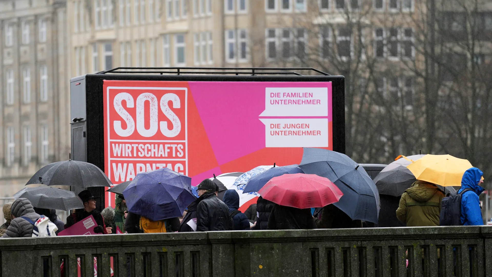 RazomUA - Deutsche Bank розірвала контракт з підприємцями через діалог з AfD