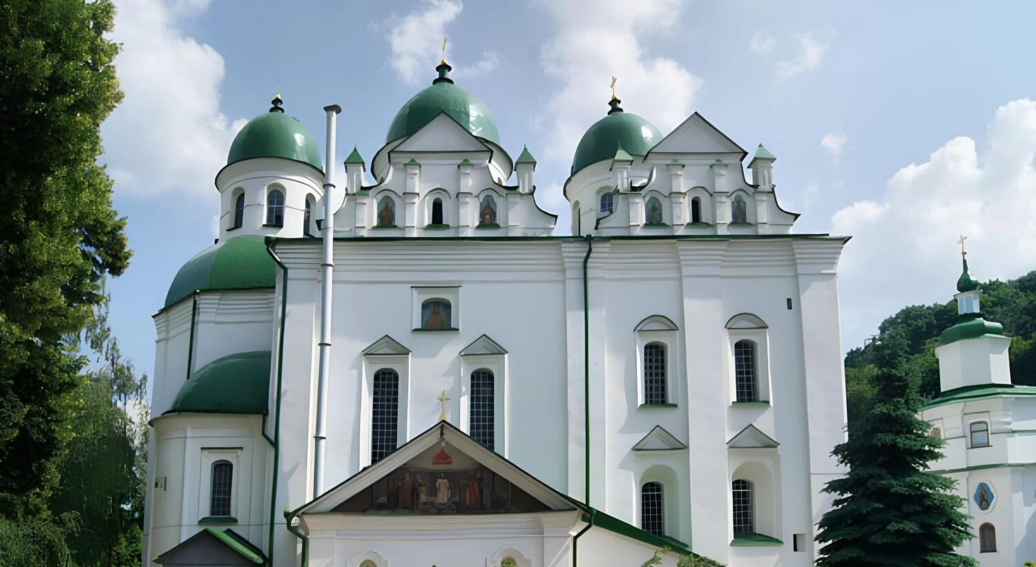 RazomUA - Корупція в реставрації: посадовцю КМДА оголосили підозру за переплату 666 тис. грн на Флорівському монастирі