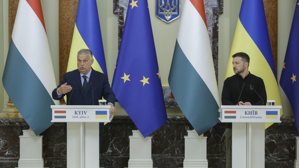 RazomUA - Davos: Zelensky hinted at giving Orbán a "tap on the back of the head" — why it matters for the EU and Ukraine