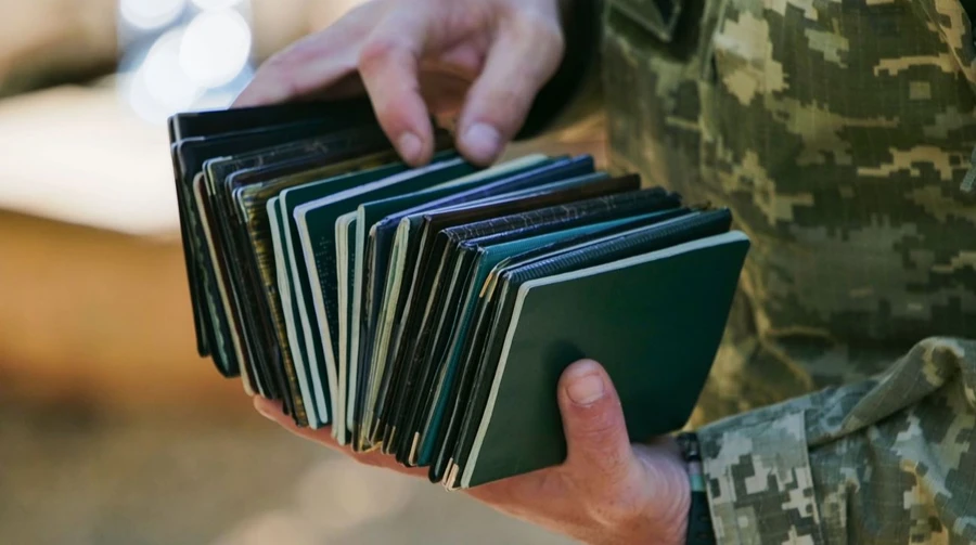 RazomUA - Кабмін затягує "цифрові гайки": чоловіків 18+ ставитимуть на військовий облік автоматично, зокрема за кордоном