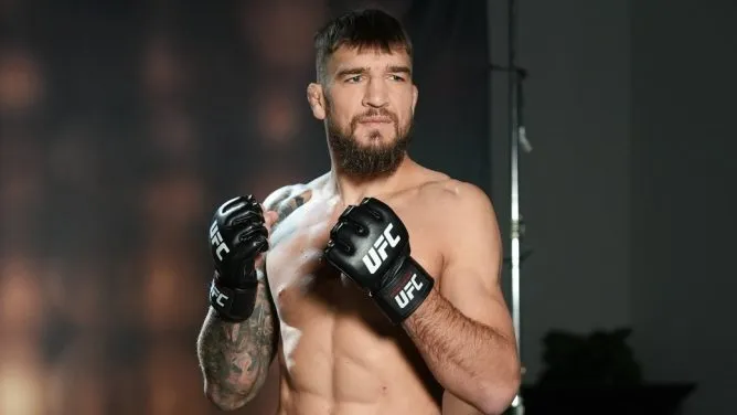 RazomUA - З окопів Ірпеня до UFC 328: Амосов виходить на другий бій у найпрестижнішій лізі світу