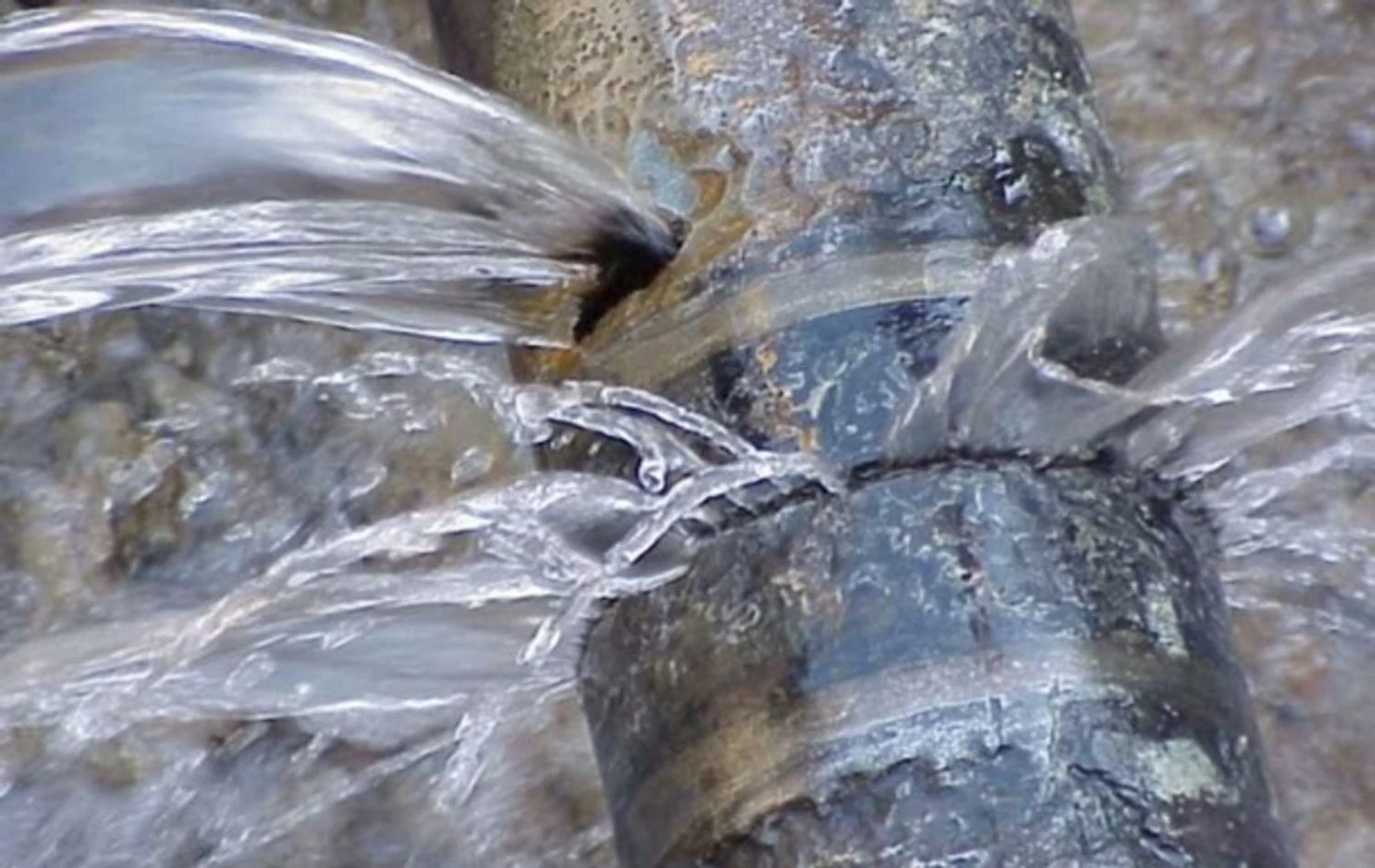 RazomUA - Прорив водопроводу на бульварі Верховної Ради: 600 мм труба та оперативна реакція комунальників