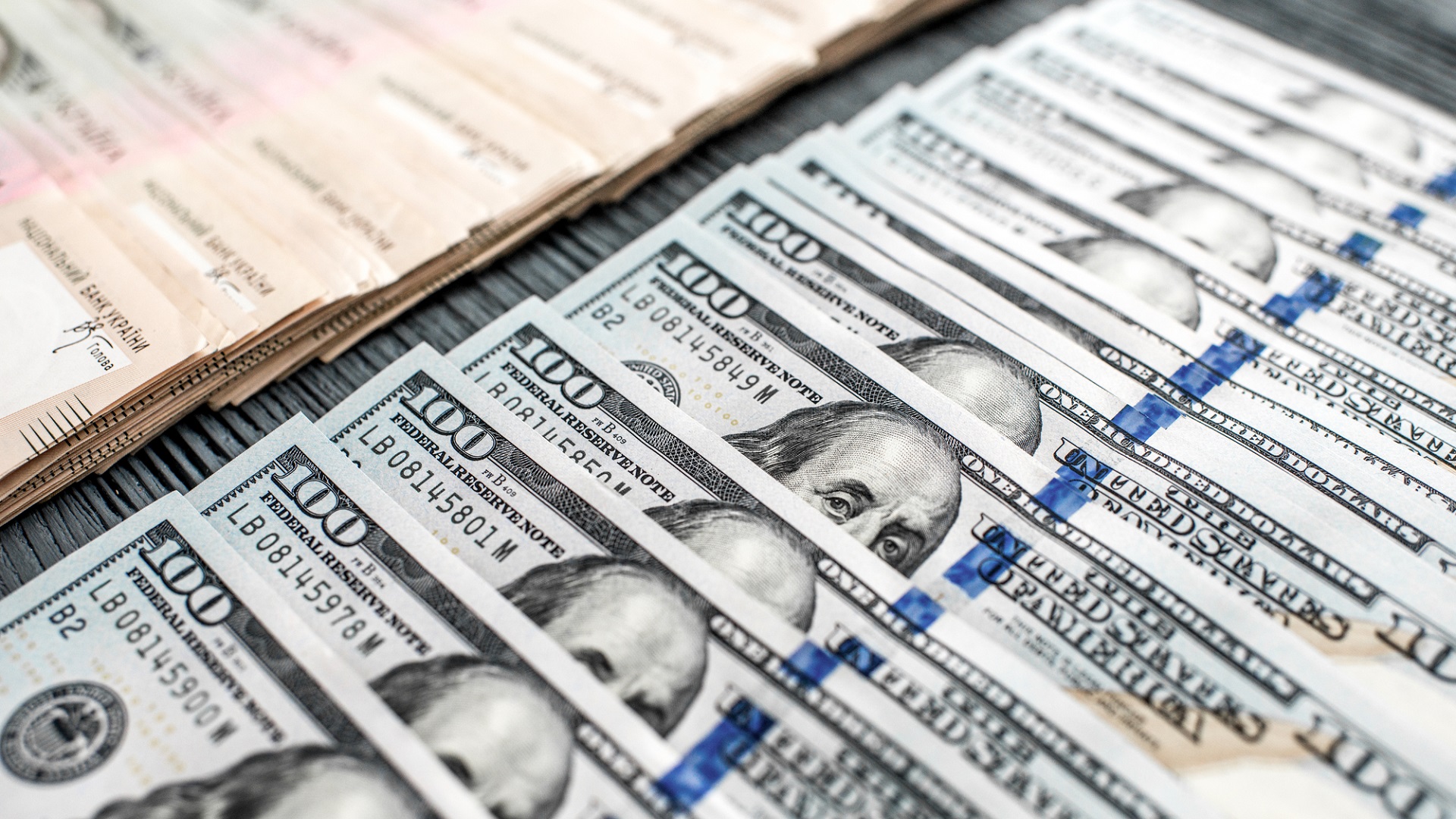 RazomUA - Le dollar au-dessus de 43 UAH : la BNU a révisé le cours officiel — ce que cela signifie pour le budget et les réserves