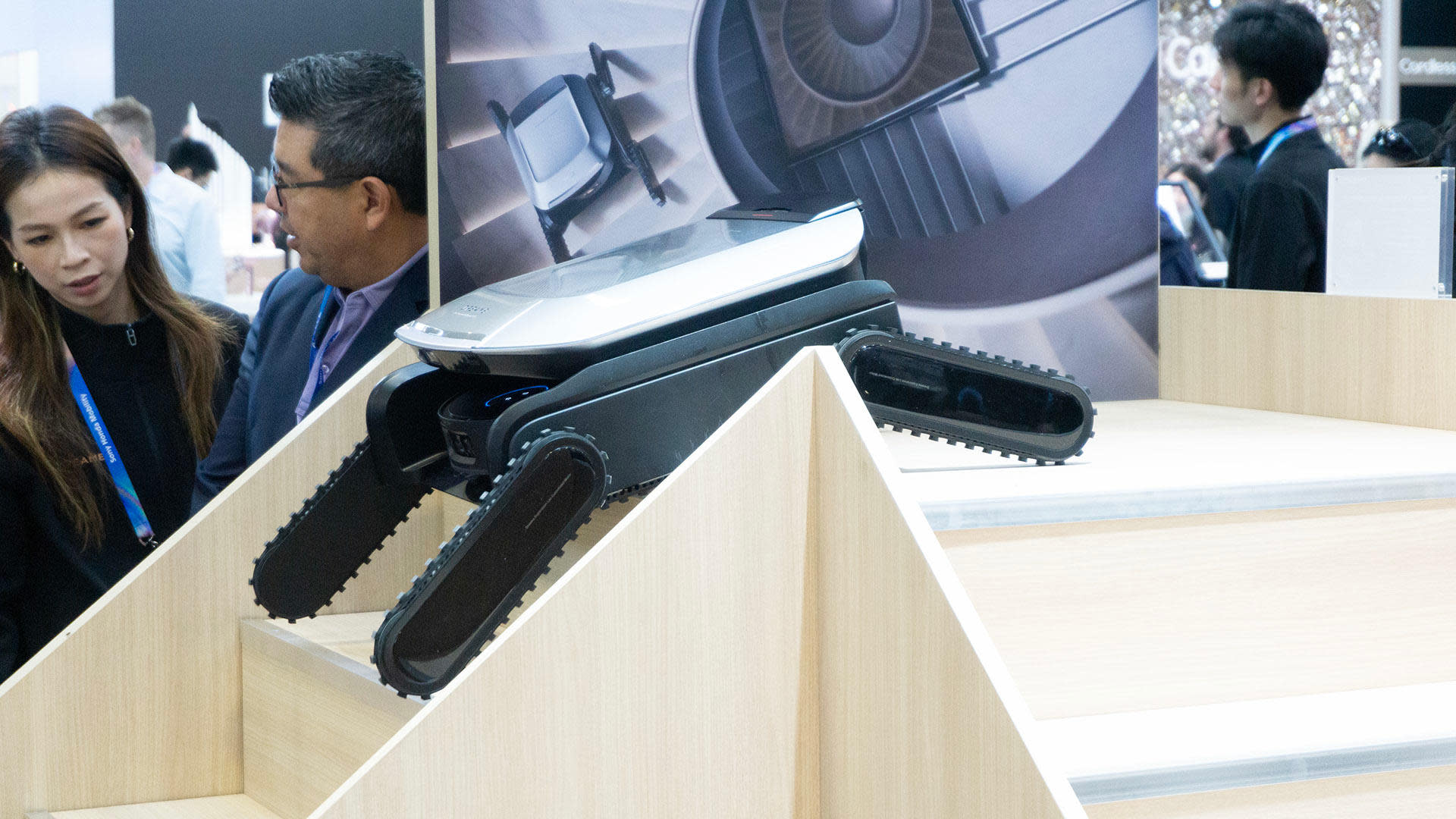 RazomUA - Dreame zeigt Cyber X — Roboterstaubsauger, der Treppen bezwingt: Haushaltsinnovation mit Potenzial für Logistik und Rettungseinsätze