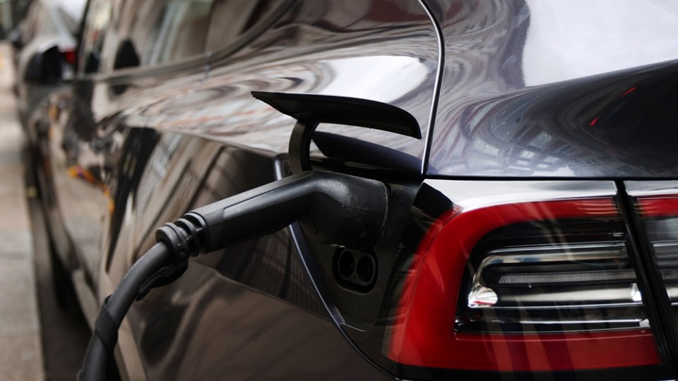 RazomUA - Ринок електромобілів після рекордного грудня: попит упав у 11 разів — що це означає для українців і бюджету