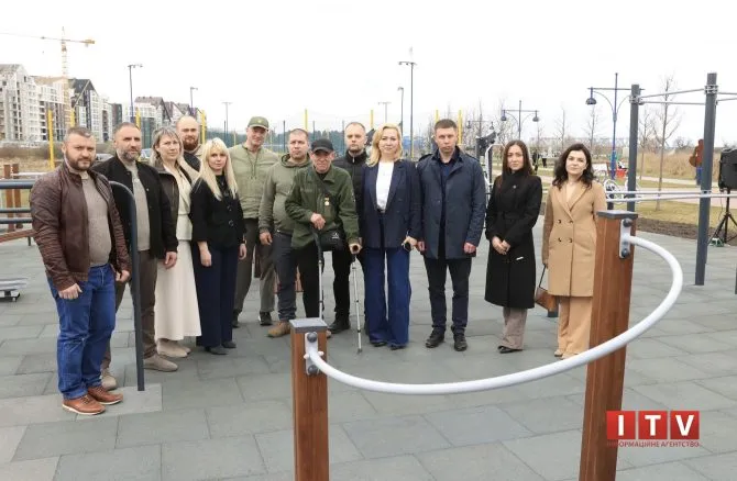 RazomUA - À Irpin, ouverture du premier espace sportif inclusif de la région de Kyiv — 11 types d'équipements pour tous