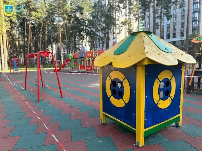 RazomUA - Ірпінь ремонтує дитячі майданчики — місто, де після деокупації бракувало навіть безпечного місця пограти