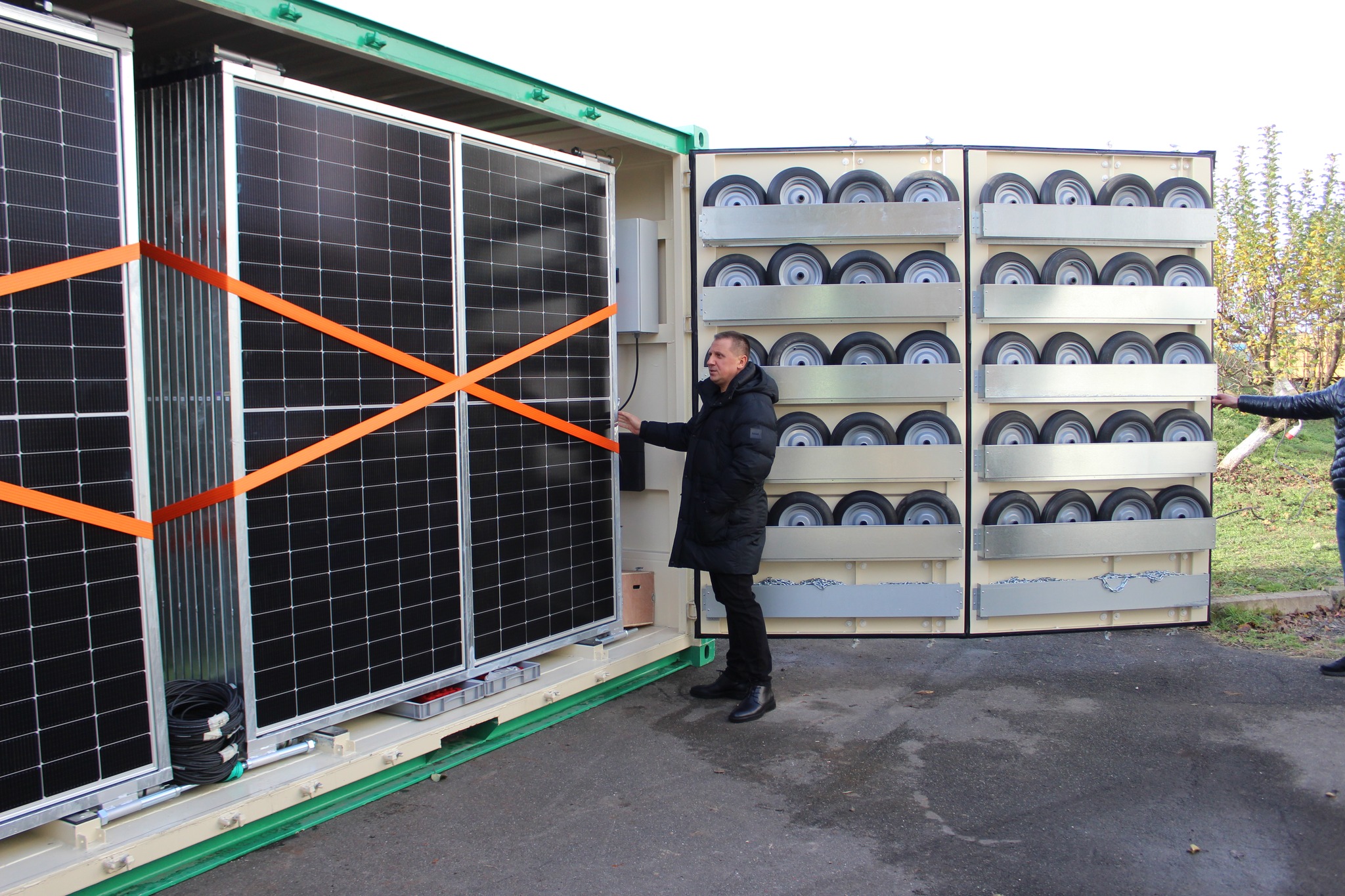 RazomUA - Білогородська громада отримала енергобокс від Франції для критичної інфраструктури