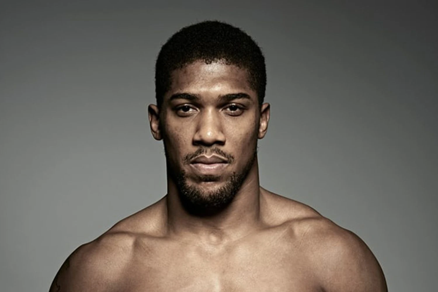 RazomUA - Anthony Joshua discharged from hospital after car crash in Nigeria — two of his trainers killed